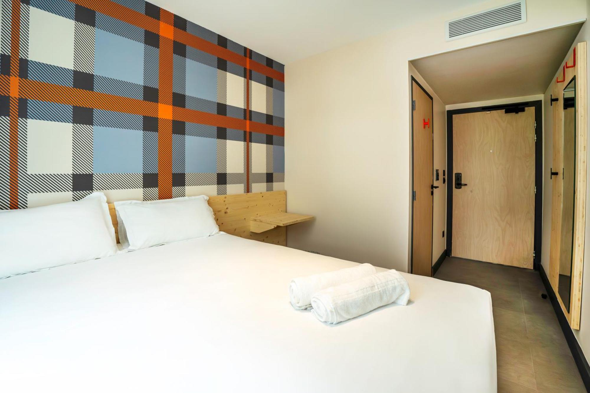 Easyhotel Marseille Euromed ภายนอก รูปภาพ