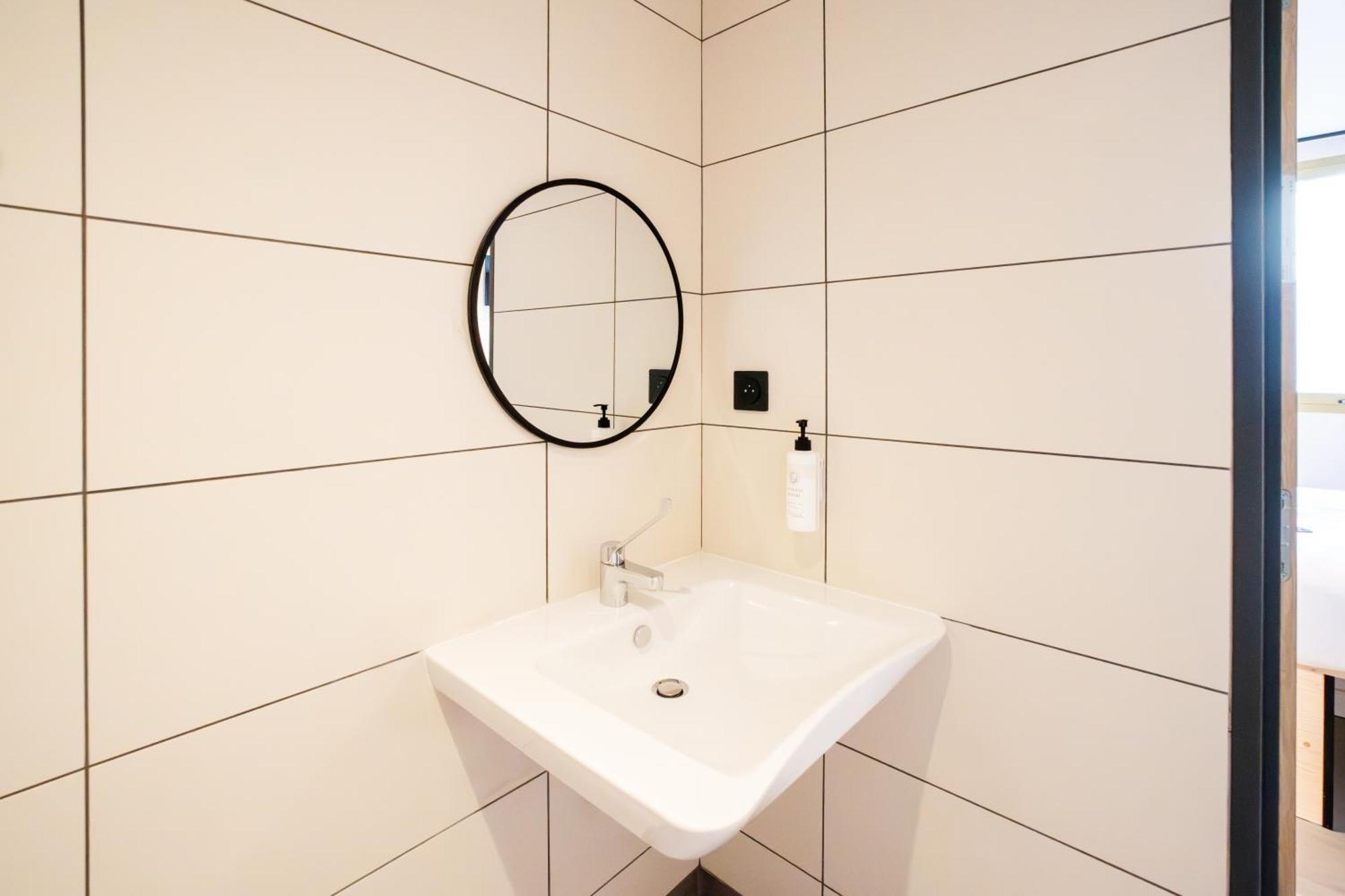 Easyhotel Marseille Euromed ภายนอก รูปภาพ