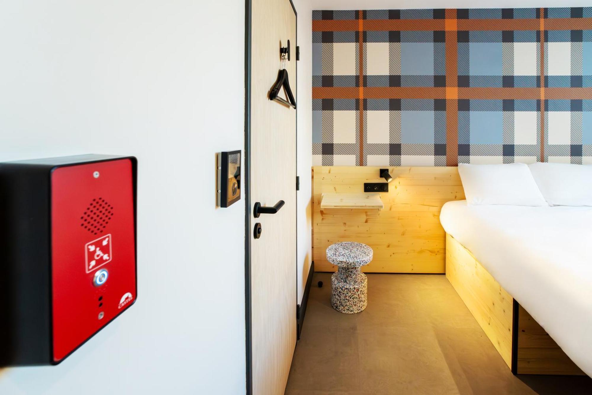 Easyhotel Marseille Euromed ภายนอก รูปภาพ